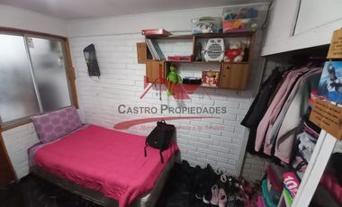 Casa de Dos Pisos Ampliada con 3 Dormitorios, 2 Baños, Villa Arturo Prat, Comuna de Quilicura.