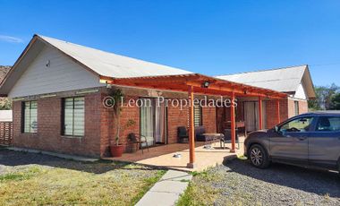 Leon Propiedades vende parcela con casa en sector Cuyuncavi.