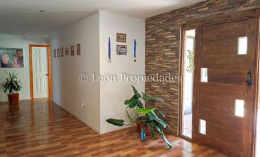 Leon Propiedades vende parcela con casa en sector Cuyuncavi.