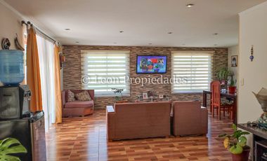 Leon Propiedades vende parcela con casa en sector Cuyuncavi.