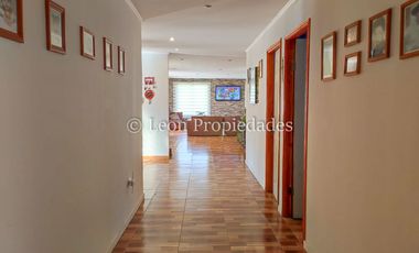 Leon Propiedades vende parcela con casa en sector Cuyuncavi.