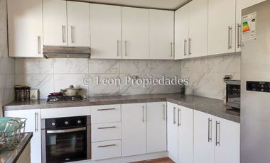 Leon Propiedades vende parcela con casa en sector Cuyuncavi.