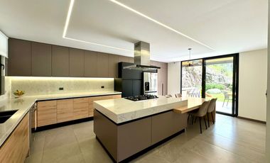 En Venta Casa de Lujo Sector Vía a Tutupali Tarqui