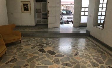 EXCELENTE UBICACION.