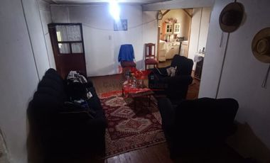 Casa de Dos Pisos con 5 Dormitorios, 1 Baño, Nehuentue, Comuna de Carahue, Novena Region.