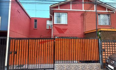 Hermosa Casa de Dos Pisos Ampliada con 2 Dormitorios, 1 Baño, Villa Los Jardines, Comuna de Quilicura.