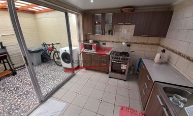 Hermosa Casa de Dos Pisos Ampliada con 2 Dormitorios, 1 Baño, Villa Los Jardines, Comuna de Quilicura.