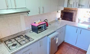 SINCRONICA PROPIEDADES VENDE HERMOSA CASA CON ESPECTACULAR JARDIN EN EL CANELO, ALGARROBO