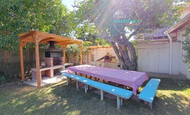 SINCRONICA PROPIEDADES VENDE HERMOSA CASA CON ESPECTACULAR JARDIN EN EL CANELO, ALGARROBO