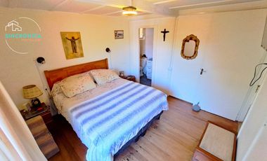 SINCRONICA PROPIEDADES VENDE HERMOSA CASA CON ESPECTACULAR JARDIN EN EL CANELO, ALGARROBO