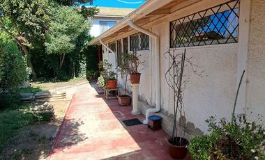 SINCRONICA PROPIEDADES VENDE HERMOSA CASA CON ESPECTACULAR JARDIN EN EL CANELO, ALGARROBO
