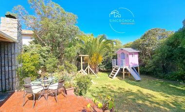 SINCRONICA PROPIEDADES VENDE HERMOSA CASA CON ESPECTACULAR JARDIN EN EL CANELO, ALGARROBO