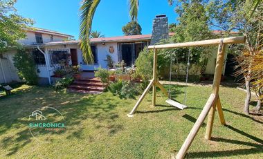 SINCRONICA PROPIEDADES VENDE HERMOSA CASA CON ESPECTACULAR JARDIN EN EL CANELO, ALGARROBO
