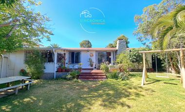 SINCRONICA PROPIEDADES VENDE HERMOSA CASA CON ESPECTACULAR JARDIN EN EL CANELO, ALGARROBO