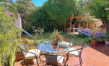 SINCRONICA PROPIEDADES VENDE HERMOSA CASA CON ESPECTACULAR JARDIN EN EL CANELO, ALGARROBO