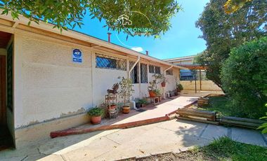 SINCRONICA PROPIEDADES VENDE HERMOSA CASA CON ESPECTACULAR JARDIN EN EL CANELO, ALGARROBO