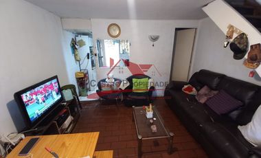 Casa Dos Pisos Solida con 2 Dormitorios, 1 Baño, Villa San Ignacio de Loyola, Comuna de Quilicura.