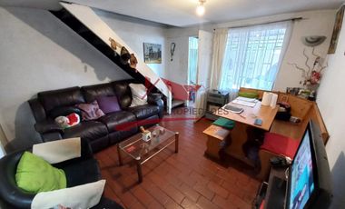 Casa Dos Pisos Solida con 2 Dormitorios, 1 Baño, Villa San Ignacio de Loyola, Comuna de Quilicura.