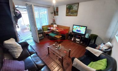 Casa Dos Pisos Solida con 2 Dormitorios, 1 Baño, Villa San Ignacio de Loyola, Comuna de Quilicura.