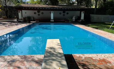 Rancho Señorial Privilegiado, con 3 Pozos y Bella Ecología. Casa estilo Mediterránea amueblada, con alberca, 10 caballerizas: Frontón y Pádel tenis.