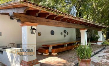 Rancho Señorial Privilegiado, con 3 Pozos y Bella Ecología. Casa estilo Mediterránea amueblada, con alberca, 10 caballerizas: Frontón y Pádel tenis.