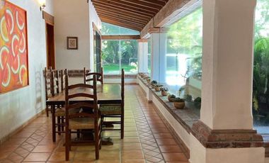 Rancho Señorial Privilegiado, con 3 Pozos y Bella Ecología. Casa estilo Mediterránea amueblada, con alberca, 10 caballerizas: Frontón y Pádel tenis.