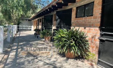 Rancho Señorial Privilegiado, con 3 Pozos y Bella Ecología. Casa estilo Mediterránea amueblada, con alberca, 10 caballerizas: Frontón y Pádel tenis.