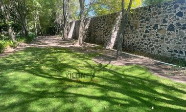 Rancho Señorial Privilegiado, con 3 Pozos y Bella Ecología. Casa estilo Mediterránea amueblada, con alberca, 10 caballerizas: Frontón y Pádel tenis.