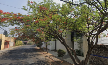 CASA EN CUERNAVACA AMPLIA, ACABADOS DE LUJO,CUENTA CON TODOS LOS SERVICIOS.