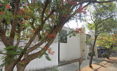 CASA EN CUERNAVACA AMPLIA, ACABADOS DE LUJO,CUENTA CON TODOS LOS SERVICIOS.