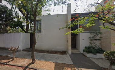 CASA EN CUERNAVACA AMPLIA, ACABADOS DE LUJO,CUENTA CON TODOS LOS SERVICIOS.