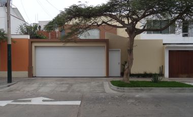 VENTA CASA EN SURCO  En Urb. Los Rosales De Surco - Elegante , Confortable Y Con Gran Estilo