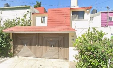 Casa de dos niveles en venta en valle dorado edomex