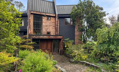 Espectacular casa con orilla de lago, a solo 4,9 km de Puerto Varas