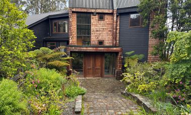 Espectacular casa con orilla de lago, a solo 4,9 km de Puerto Varas