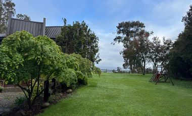 Espectacular casa con orilla de lago, a solo 4,9 km de Puerto Varas