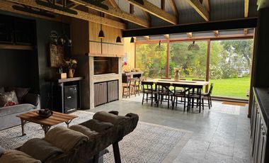 Espectacular casa con orilla de lago, a solo 4,9 km de Puerto Varas