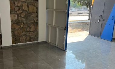 Local en renta sobre Av. Morelos, salida a Salamanca!  Excelente ubicación a la altura del puente de La Soledad, ideal para negocio u oficina.