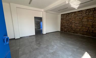 Local en renta sobre Av. Morelos, salida a Salamanca!  Excelente ubicación a la altura del puente de La Soledad, ideal para negocio u oficina.