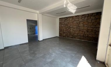 Local en renta sobre Av. Morelos, salida a Salamanca!  Excelente ubicación a la altura del puente de La Soledad, ideal para negocio u oficina.