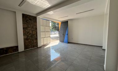 Local en renta sobre Av. Morelos, salida a Salamanca!  Excelente ubicación a la altura del puente de La Soledad, ideal para negocio u oficina.