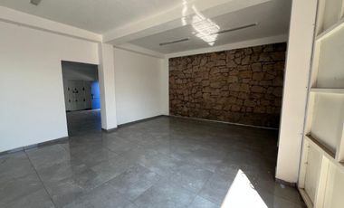 Local en renta sobre Av. Morelos, salida a Salamanca!  Excelente ubicación a la altura del puente de La Soledad, ideal para negocio u oficina.