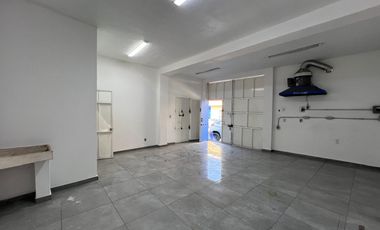 Local en renta sobre Av. Morelos, salida a Salamanca!  Excelente ubicación a la altura del puente de La Soledad, ideal para negocio u oficina.