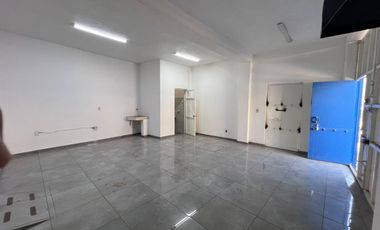 Local en renta sobre Av. Morelos, salida a Salamanca!  Excelente ubicación a la altura del puente de La Soledad, ideal para negocio u oficina.