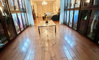 HERMOSA RESIDENCIA FRENTE A PARQUE