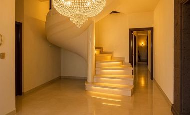 HERMOSA RESIDENCIA FRENTE A PARQUE