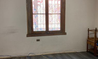 Se arrienda amplia casa a pasos de Av Argentina.