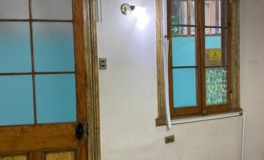 Se arrienda amplia casa a pasos de Av Argentina.