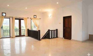 Vila Klasik Elegan Lokasi Strategis Imam Bonjol Barat