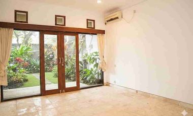 Vila Klasik Elegan Lokasi Strategis Imam Bonjol Barat